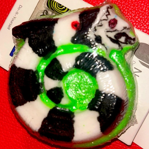 Beetlejuice Sandworm Never Trust The Living Gift Set - Picture 10 of 11